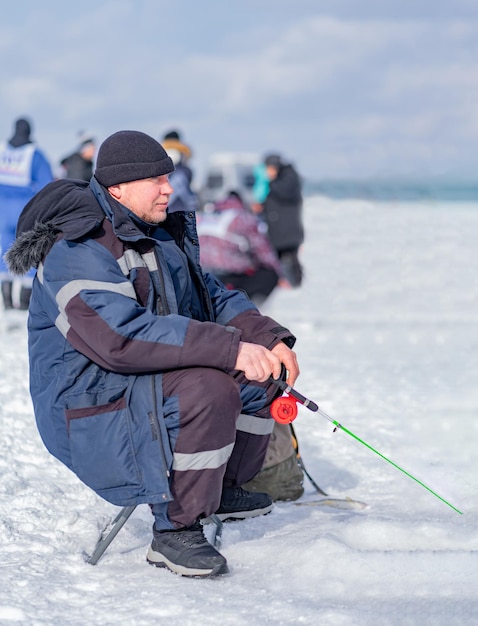 Foto homem pescando no mar no gelo