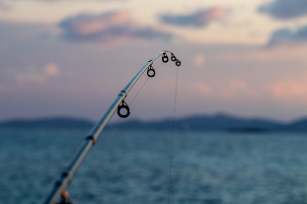 Homem pescando no mar