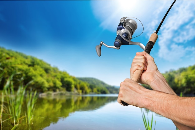 Homem pescando no rio em dia de verão