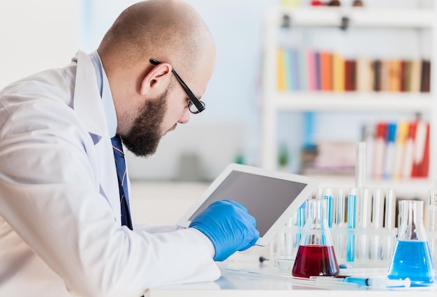 Homem pesquisador realizando pesquisa científica laboratório farmacêutico biomédico, química, genética, biotecnologia