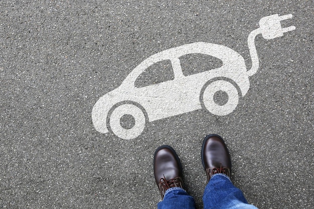 Homem pessoas carro elétrico veículo rua tráfego rodoviário mobilidade ecológica