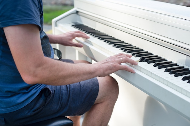 Homem, pianista ao ar livre, parque