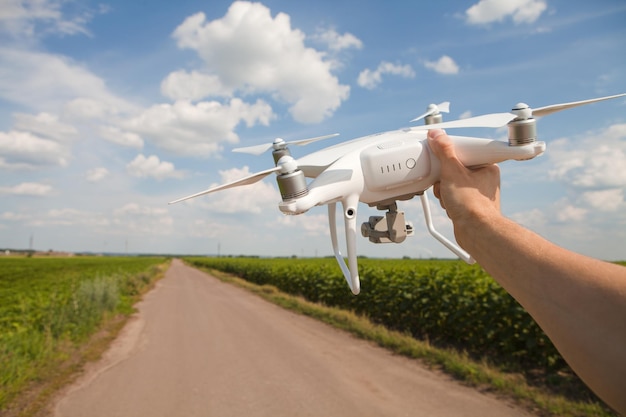 Foto homem pilotando um drone no campo verde