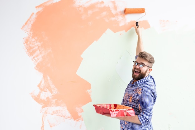 Homem pintando a parede interna da casa
