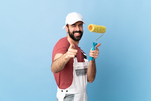 Foto homem pintor com rolo. trabalhador de renovação de interiores