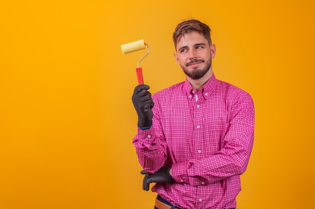 Homem pintor isolado em fundo amarelo