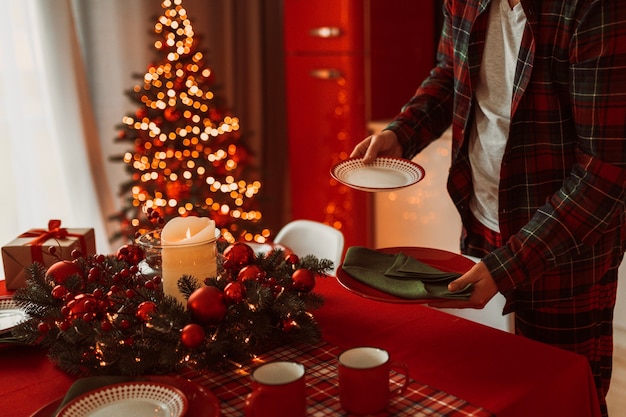 homem põe mesa de natal