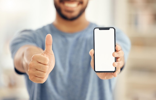 Homem polegar para cima e telefone com tela mockup para promoção estamos contratando site e boas notícias no escritório cara móvel e espaço de publicidade com sim emoji aplicativo de recrutamento e acordo para oferta de emprego