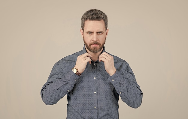 Homem por barbear botão camisa casual fundo cinza informal