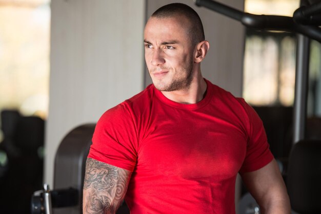 Homem posando de camiseta vermelha