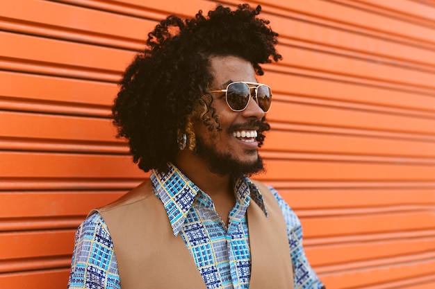 Homem posando em estilo retrô com óculos de sol