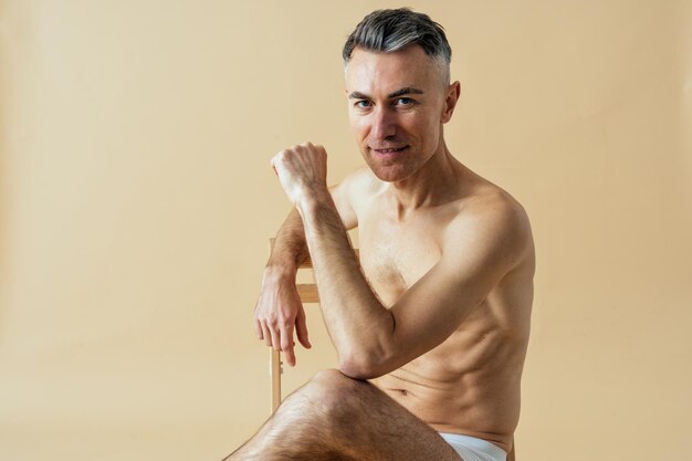 Foto homem posando para um conjunto de beleza positiva de corpo de edição masculina. cara sem camisa vestindo cueca boxers em estúdio