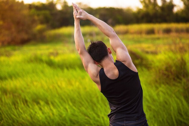 Homem praticando a natureza da meditação.