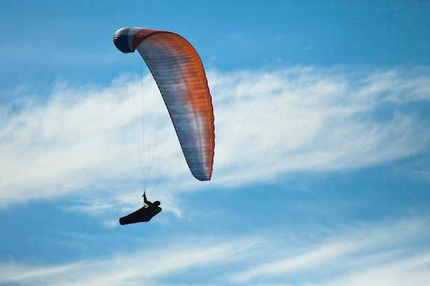 Homem praticando esporte radical de parapente