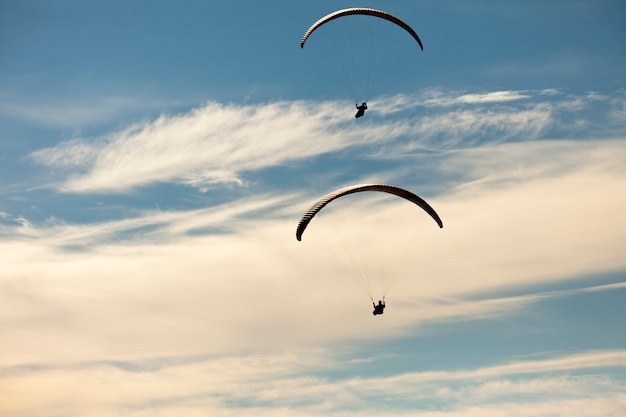 Homem praticando esporte radical de parapente