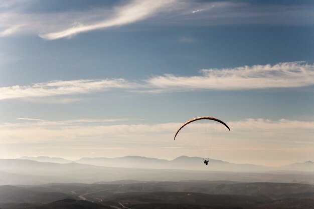 Homem praticando esporte radical de parapente