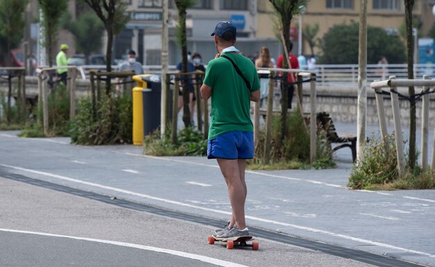 Homem praticando skate na rua