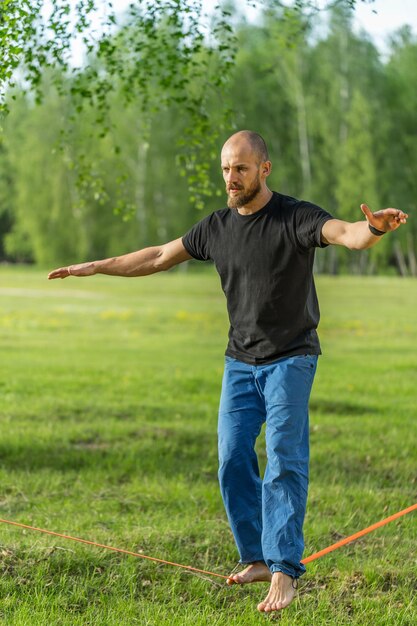 Homem praticando slack line