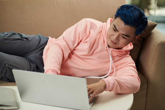 Homem preguiçoso tentando codificar no laptop