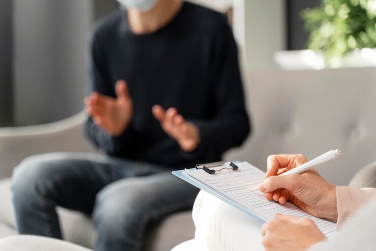 Foto homem preocupado com a máscara no meio do tiro falando com o conselheiro