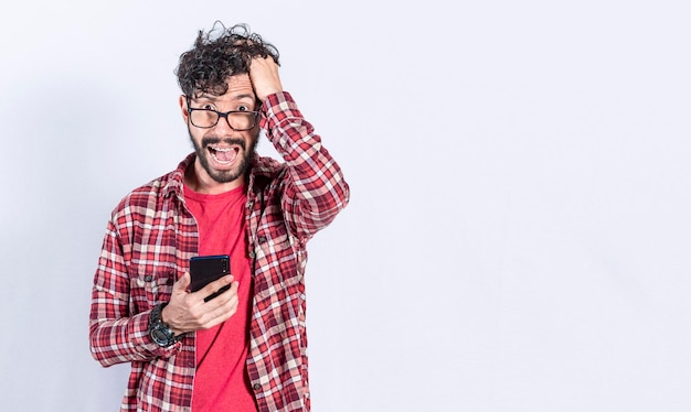 Homem preocupado segurando a cabeça segurando o celular Pessoa preocupada com o celular segurando a cabeça no fundo isolado Conceito de más notícias no celular