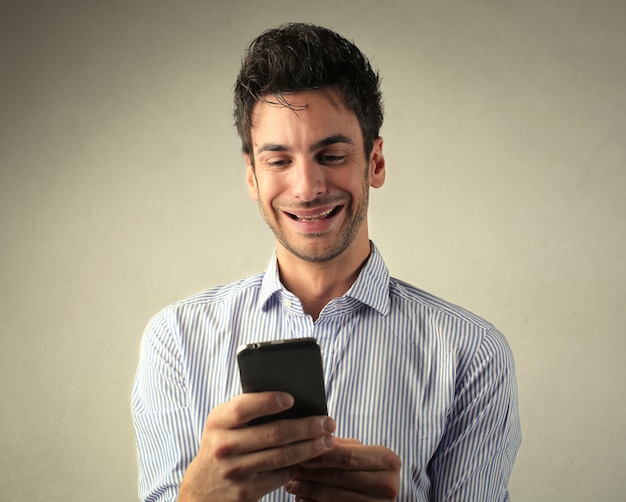 Homem preocupado, verificando seu telefone