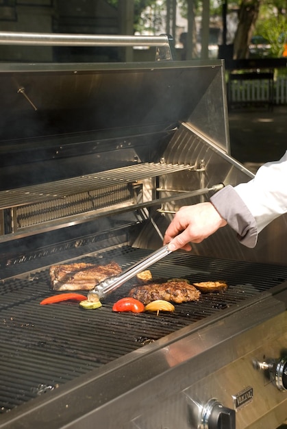 Homem preparando churrasco