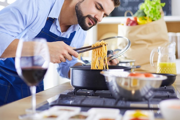 Homem preparando comida deliciosa e saudável na cozinha de casa