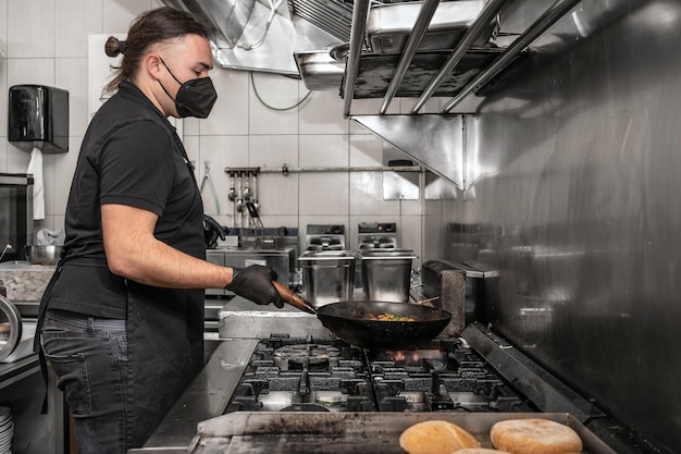 Foto homem preparando comida na cozinha