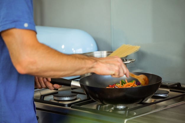 Foto homem preparando comida na cozinha