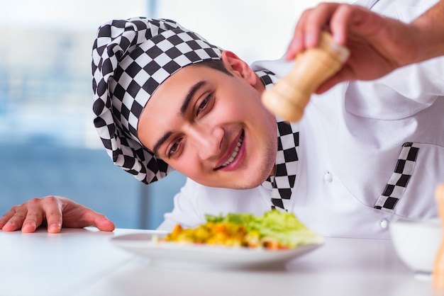 Homem preparando comida na cozinha