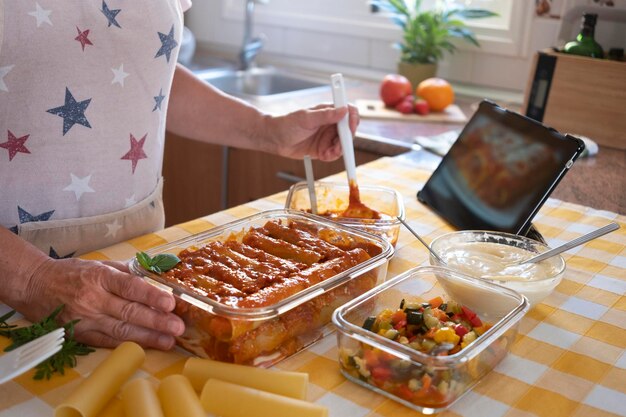 Foto homem preparando comida na mesa