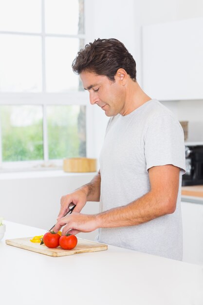 Homem preparando legumes