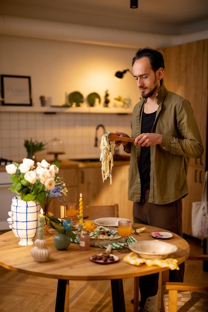 Homem preparando o jantar em casa