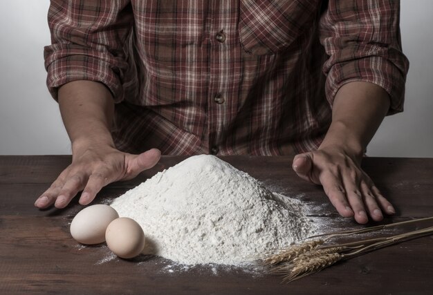 Homem, preparando, pão, massa, madeira, tabela, padaria, fim, cima