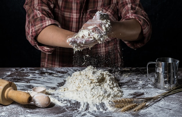 Homem, preparando, pão, massa, madeira, tabela, padaria, fim, cima