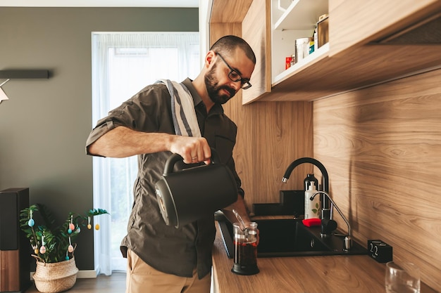 Homem preparando um chá da manhã