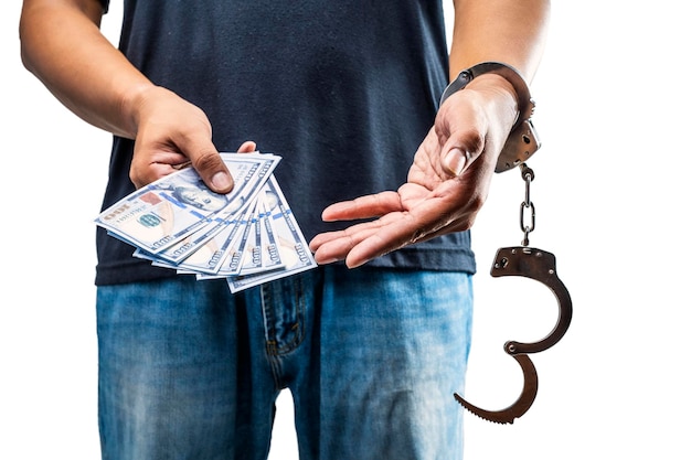 Homem preso com uma algema na mão segurando dinheiro isolado sobre um fundo branco