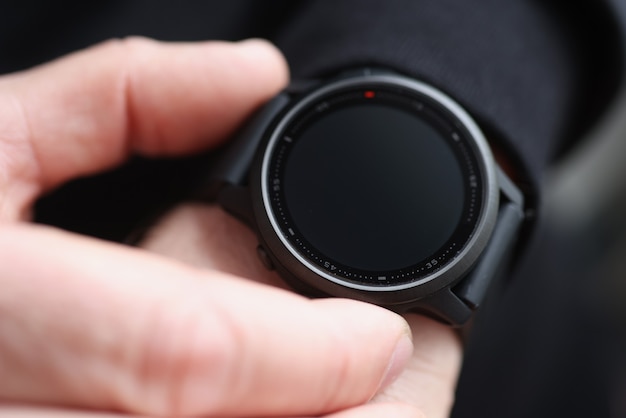 Homem pressionando o botão preto relógio inteligente close-up