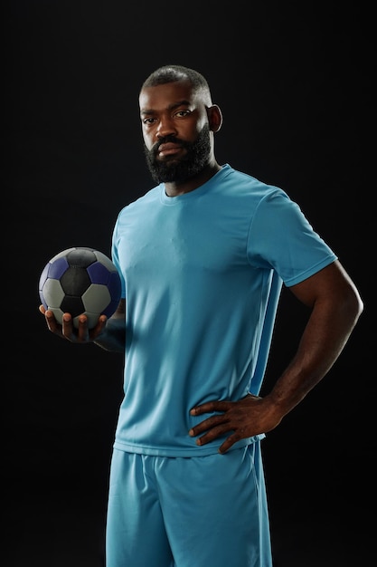 Foto homem preto confiante como jogador de futebol
