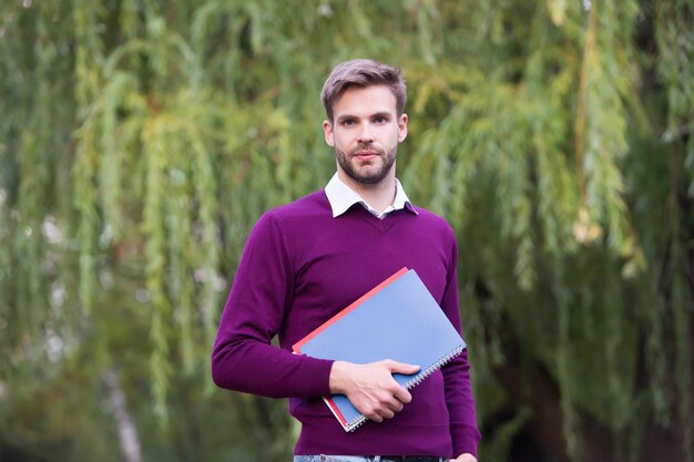 Homem professor ou estudante universitário espera pasta de trabalho, conceito de educação.