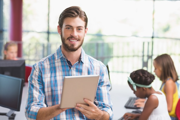 Homem professor usando tablet digital em sala de aula