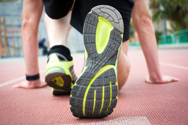 homem pronto para correr na pista