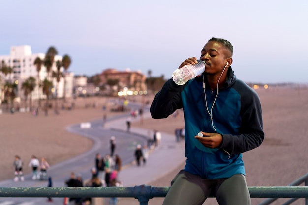 Foto homem pronto para o esporte à noite