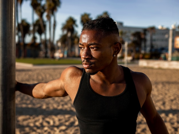 Foto homem pronto para o esporte à noite