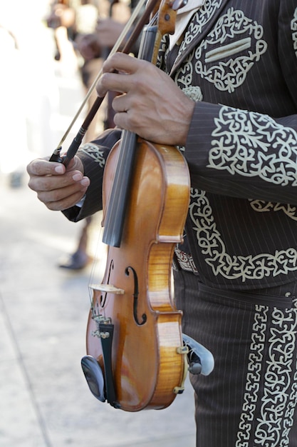 Homem pronto para tocar violino em um desfile