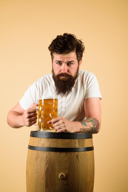 Homem provando cerveja oktoberfest cerveja na alemanha bar de cerveja e bar homem barbudo segura vidro com