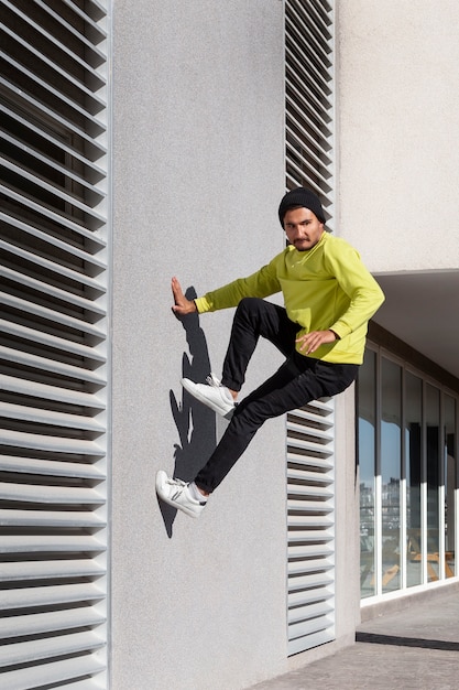 Foto homem pulando enquanto faz parkour