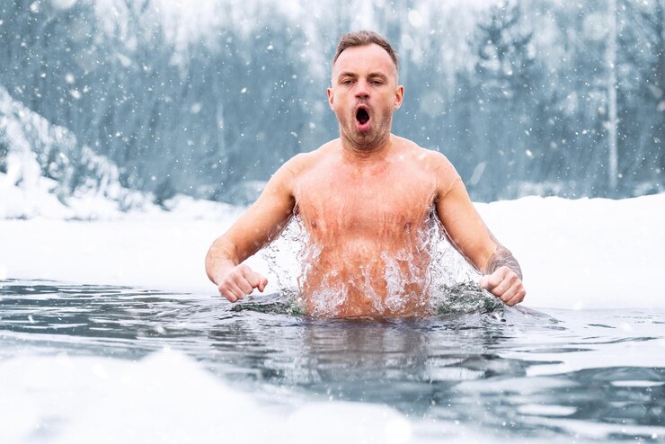 Foto homem pulando na água fria no inverno