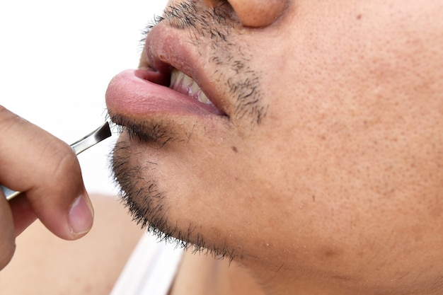 Homem, puxar, bigode, por, pinça, branco, fundo